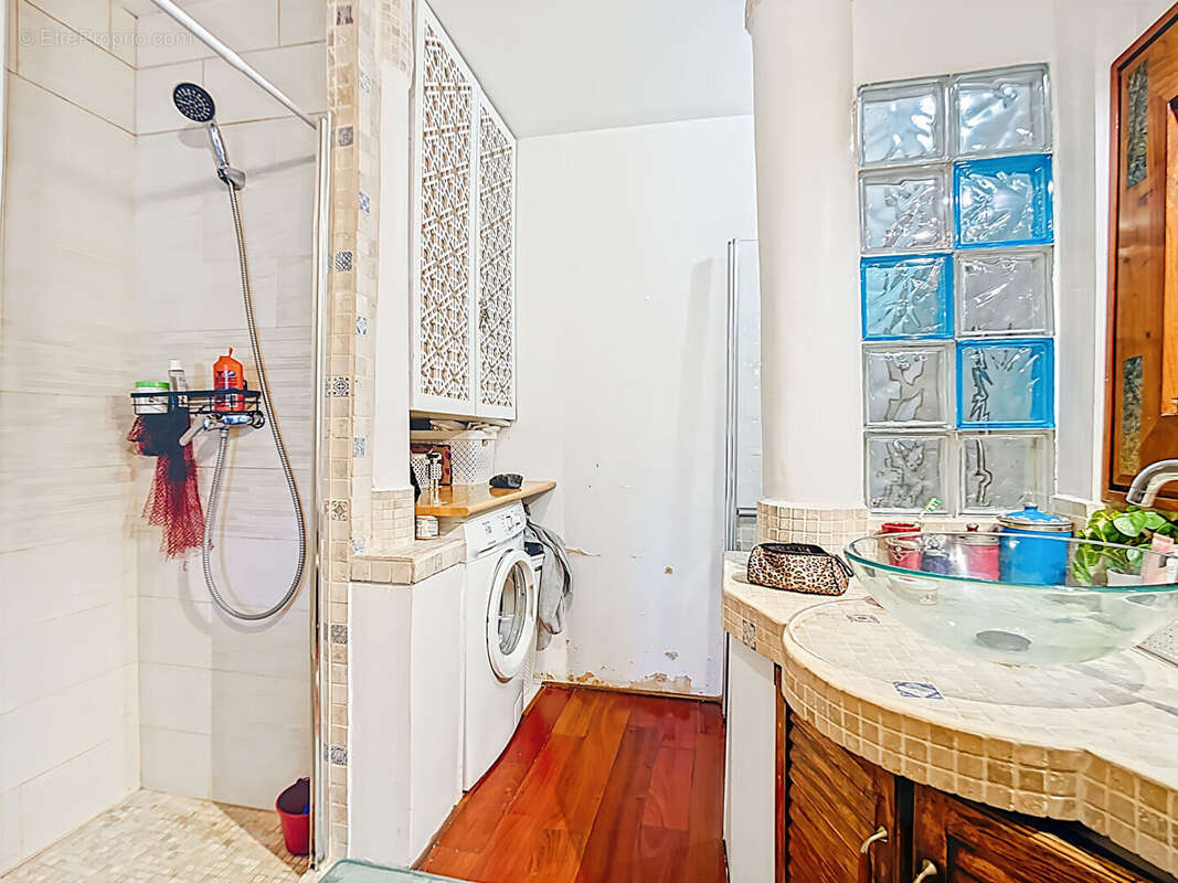 Appartement à MARSEILLE-4E