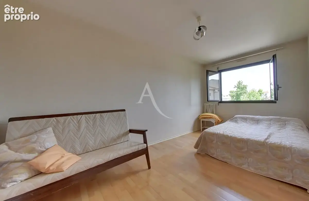 MONTAUBAN, centre ville, T4 traversant, ascenseur au palier, garage, loggia - photo 6