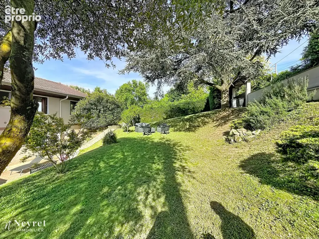 Propriété de caractère sur 2 064 m2 de terrain arboré - photo 2