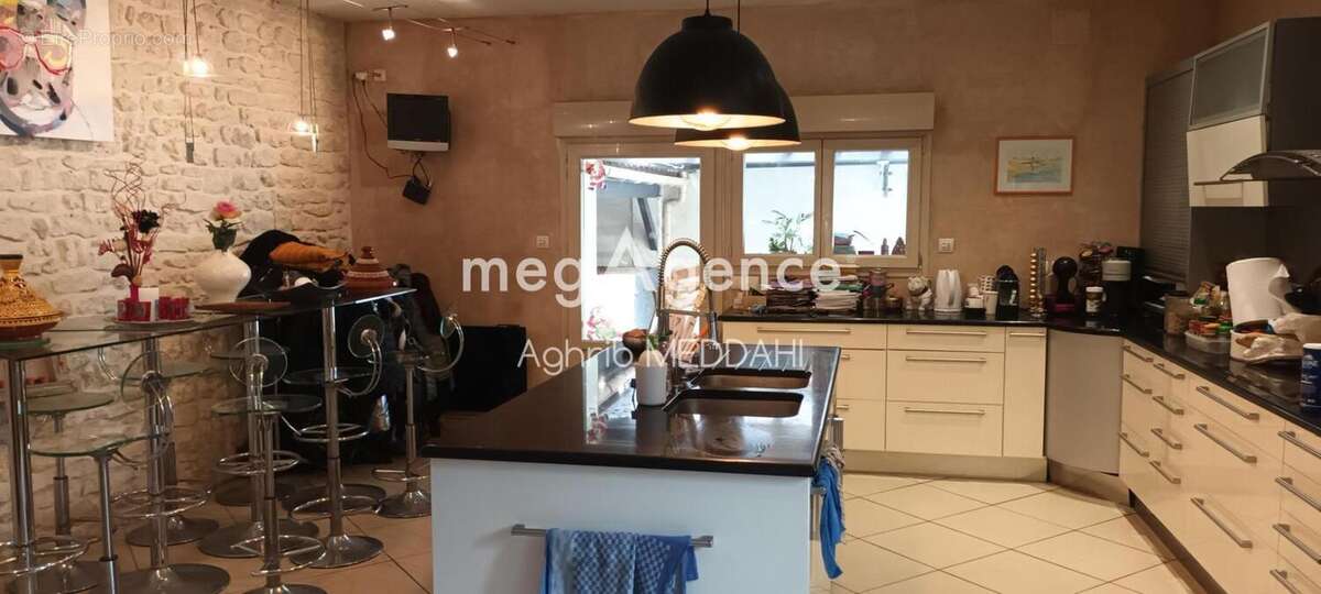 "À 10 minutes des plages de Royan, découvrez une authentique demeure de caractère offrant 6 chambres, piscine, studio indépendan - photo 4