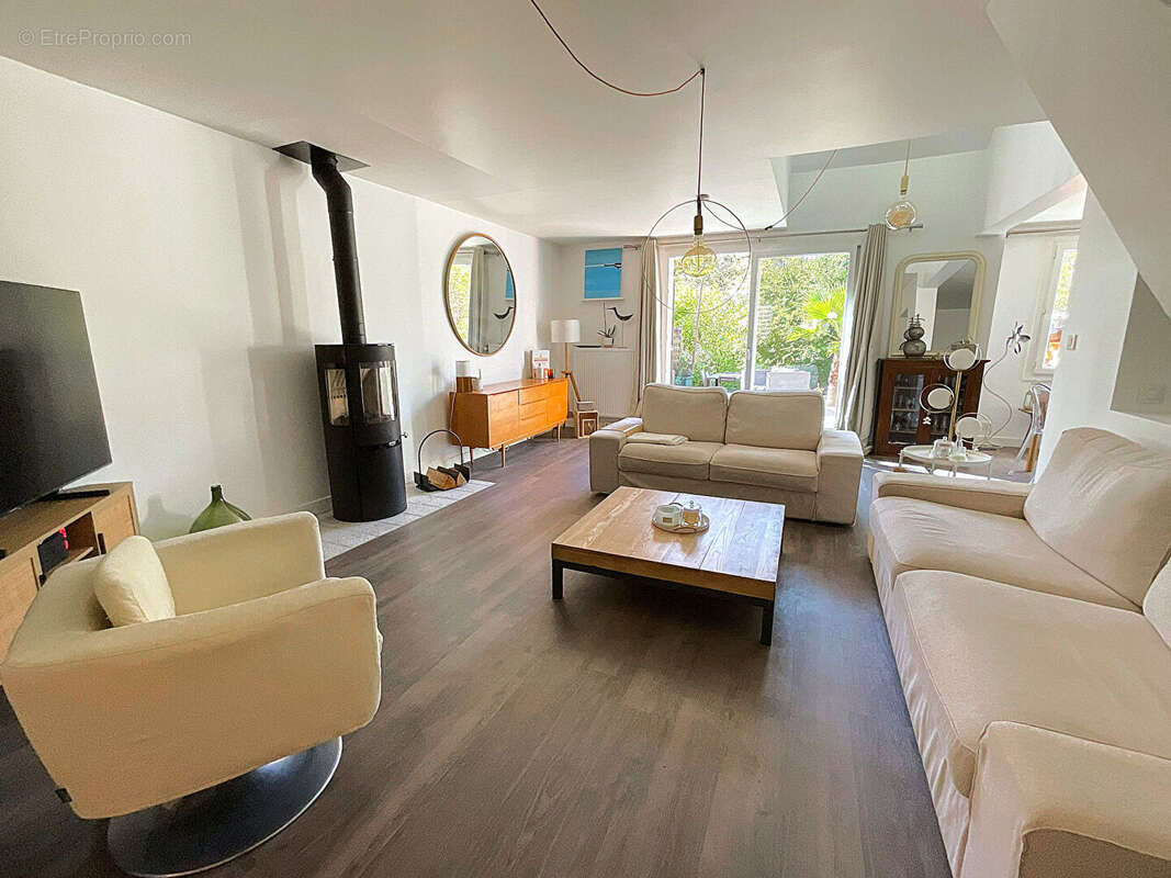 Maison à VOISINS-LE-BRETONNEUX