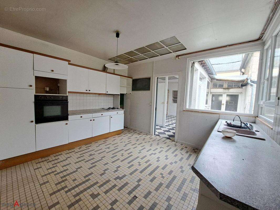 Immeuble 265m² compsé de 4 lots avec jardin - photo 9