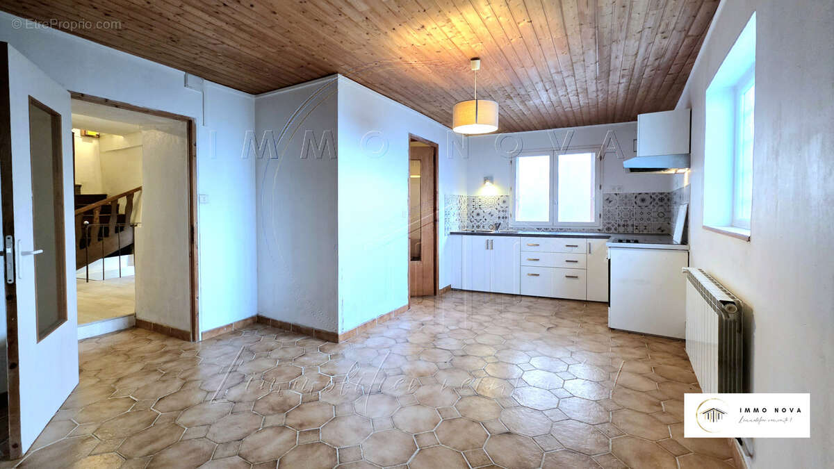 Maison de village avec petit balcon et cave - photo 3