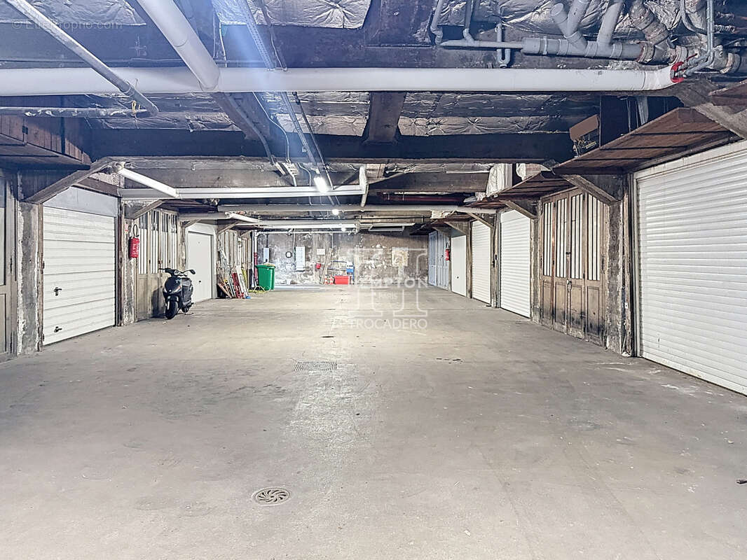 Parking à PARIS-16E