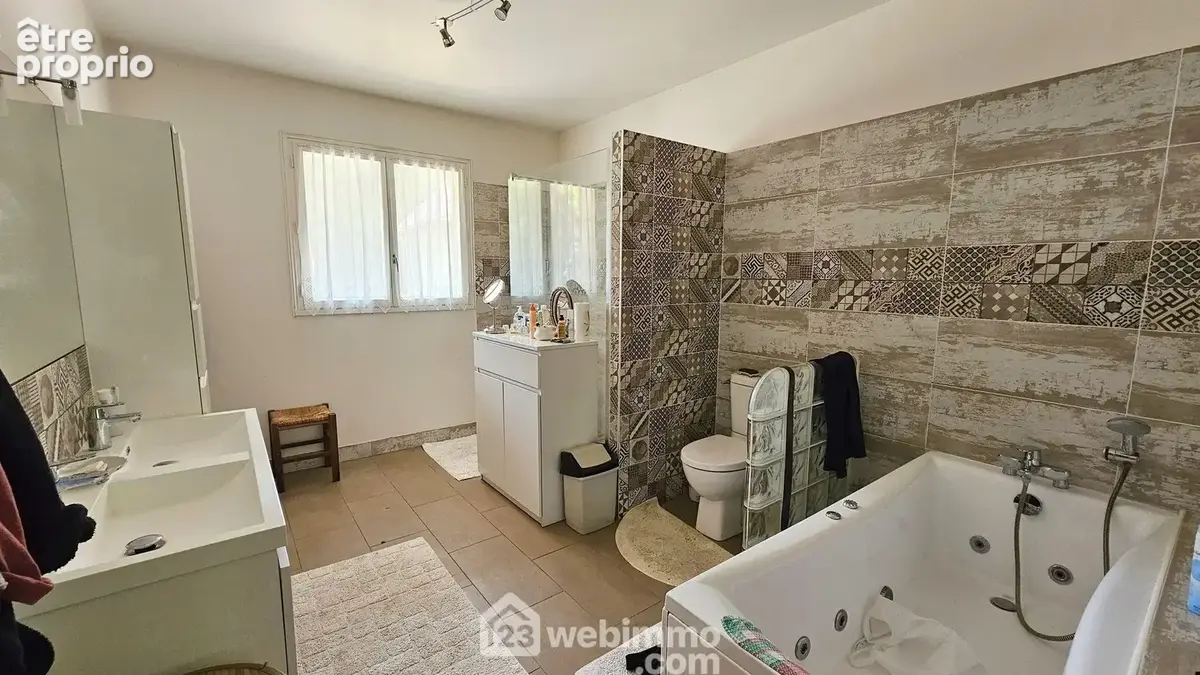 Une spacieuse salle d'eau/salle de bain/WC de 12 m².