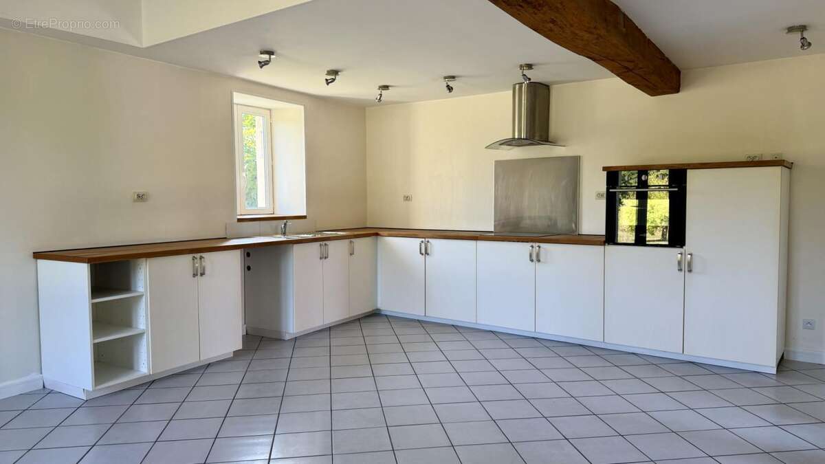 ? Maison charentaise rénovée à Aigre   146 m2   179 000 EUR FA - photo 3