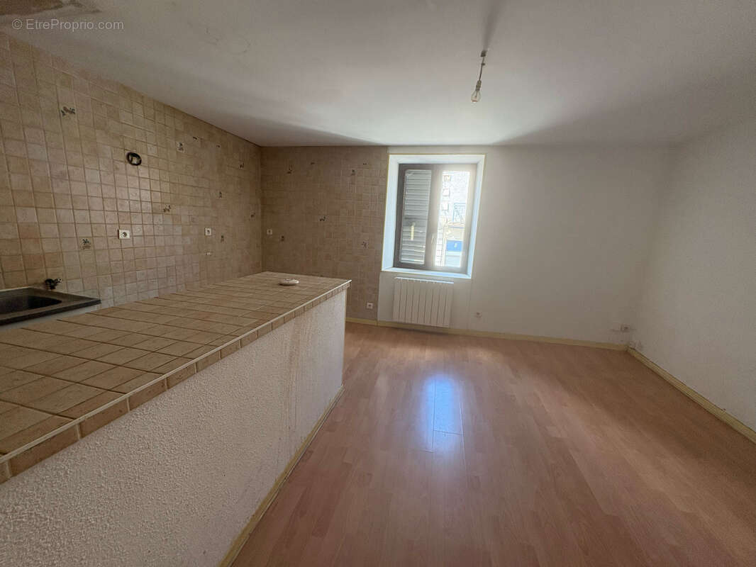 Centre de Ronchamp - Immeuble de rapport avec local commercial et deux appartements - photo 2