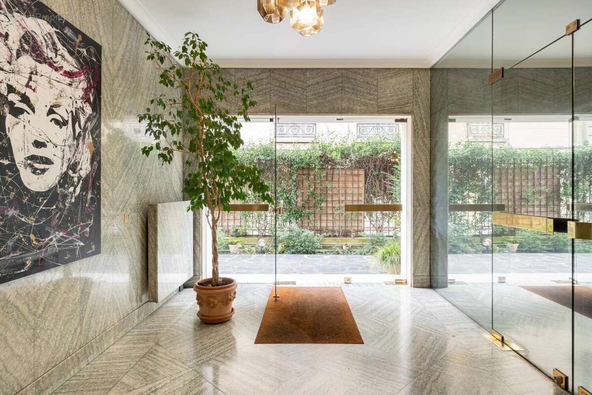 Appartement à PARIS-16E