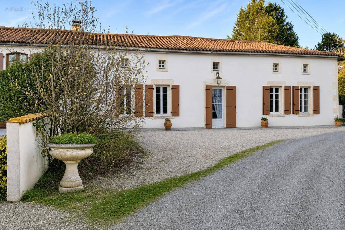 Maison à BARBEZIEUX-SAINT-HILAIRE