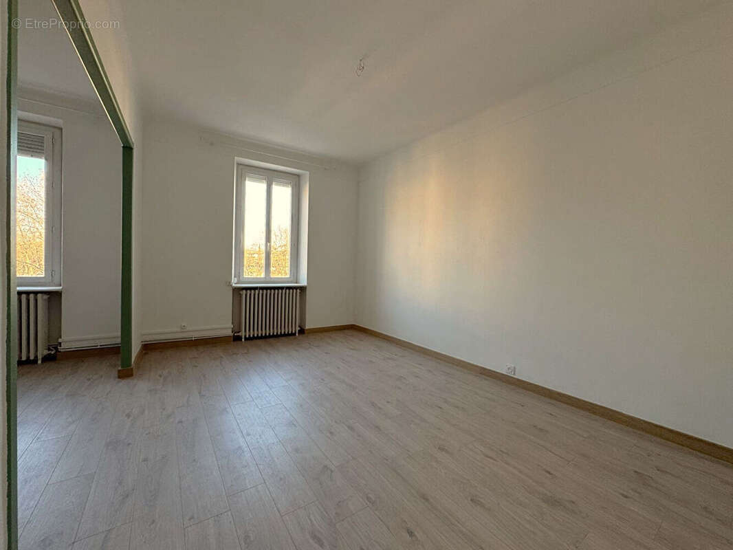 Appartement à BAGNOLS-SUR-CEZE
