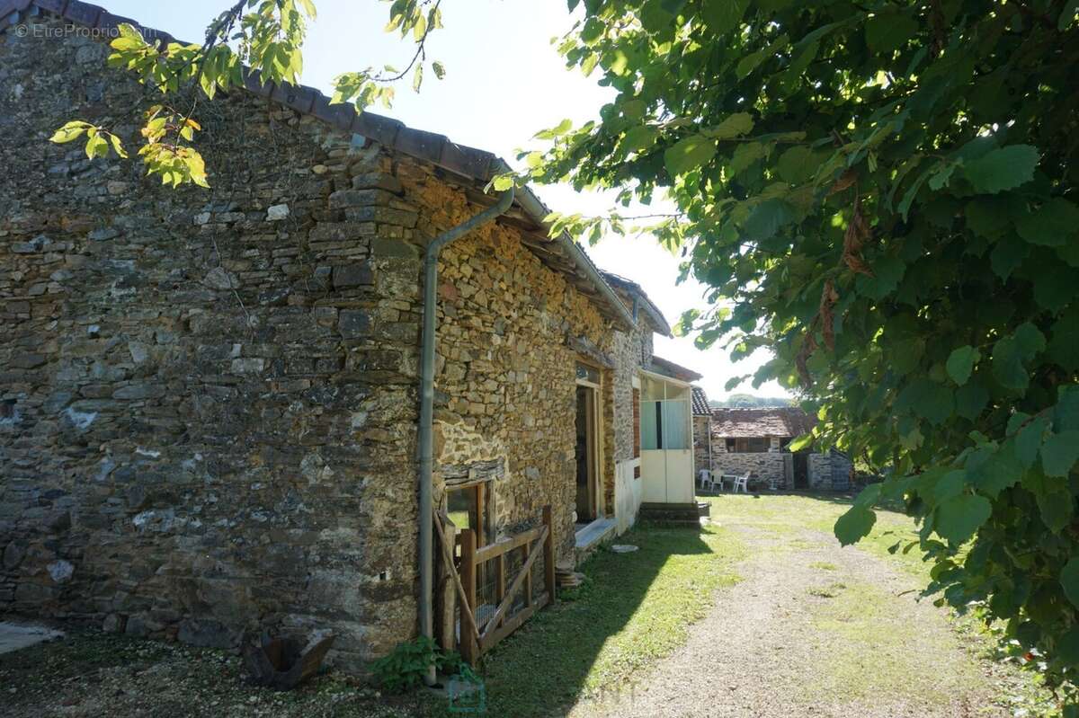 Ancien corps de ferme niché au coeur d'une nature verdoyante et préservée. - photo 3
