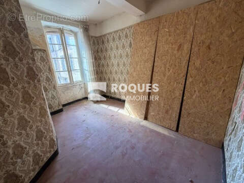 Lodève centre, ensemble d'habitation à rénover entièrement ! - photo 11