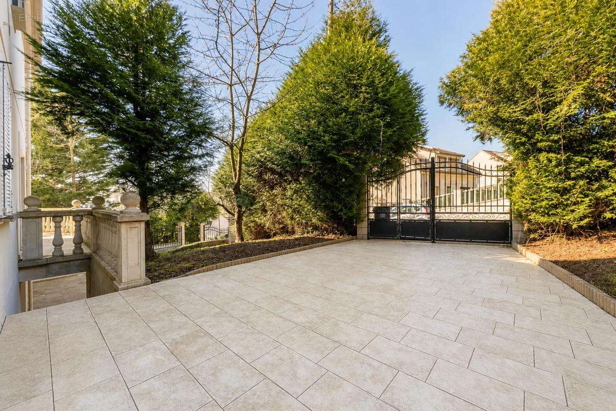 Maison individuelle de 7 pièces de 220m² en vente à Sarcelles - Idéal pour les familles - photo 16