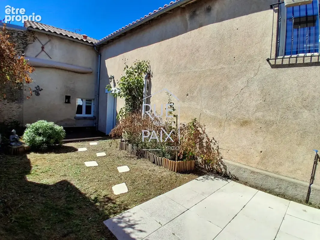 Maison située dans le bourg de Lencloître - photo 2