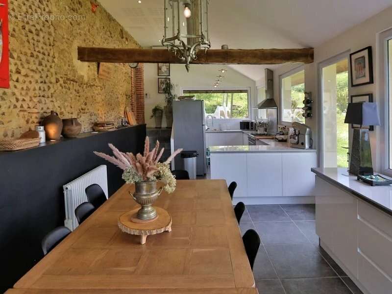 Ancienne ferme avec 6 chambre en très bonne état sur plus d'un hectare - photo 7