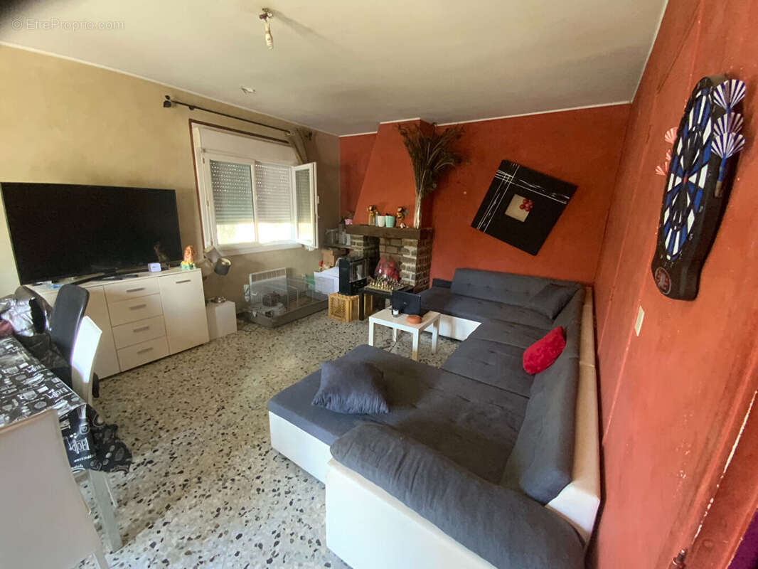 LEDIGNAN 15 MN D'ALES Immeuble avec murs d'un local commercial de 99m², un appartement de 87m² sur 1140m² de terrain - photo 2