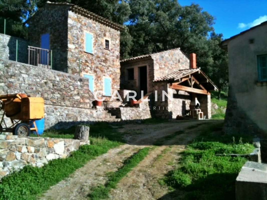 Terrain à PLAN-DE-LA-TOUR