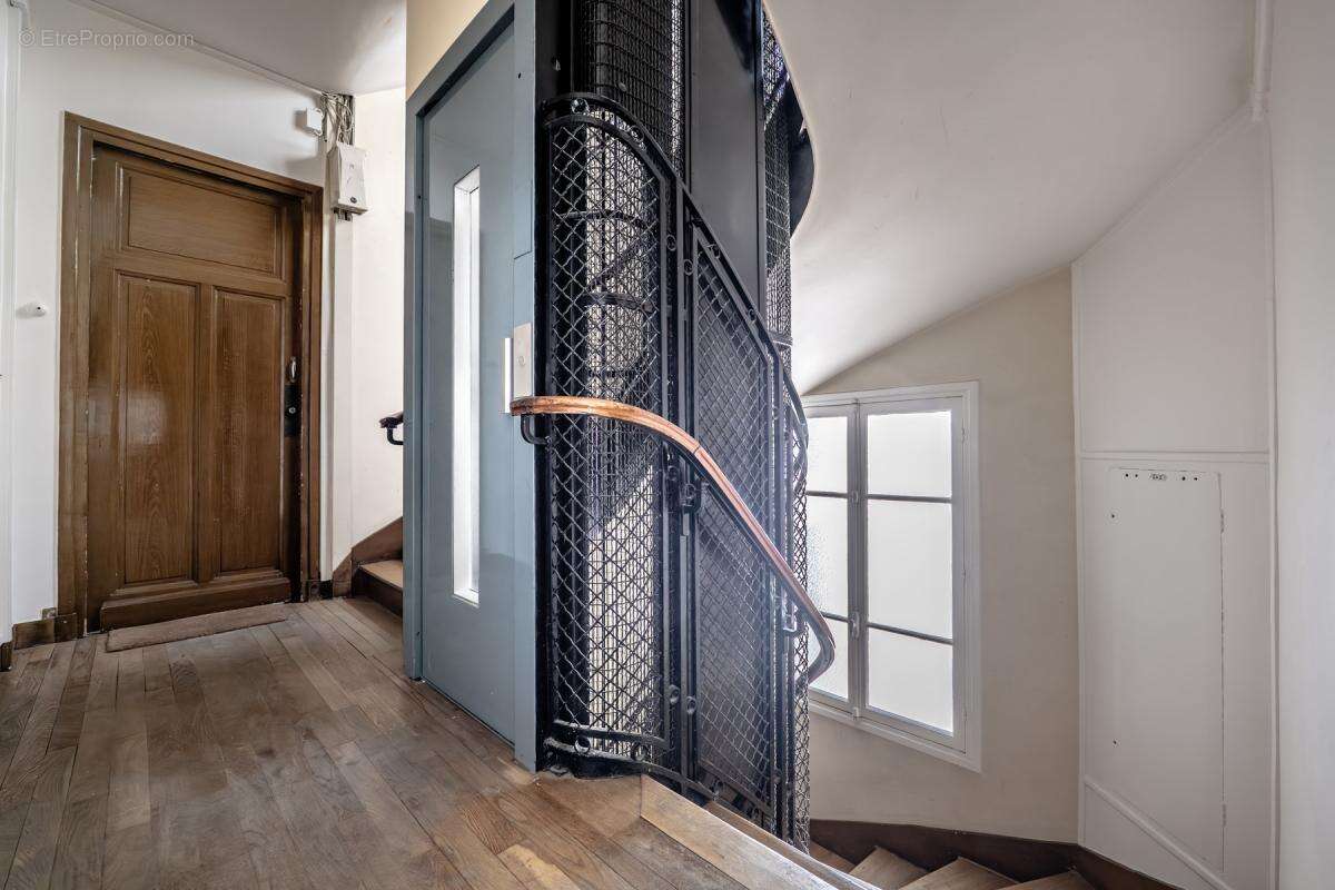 Appartement à PARIS-1E