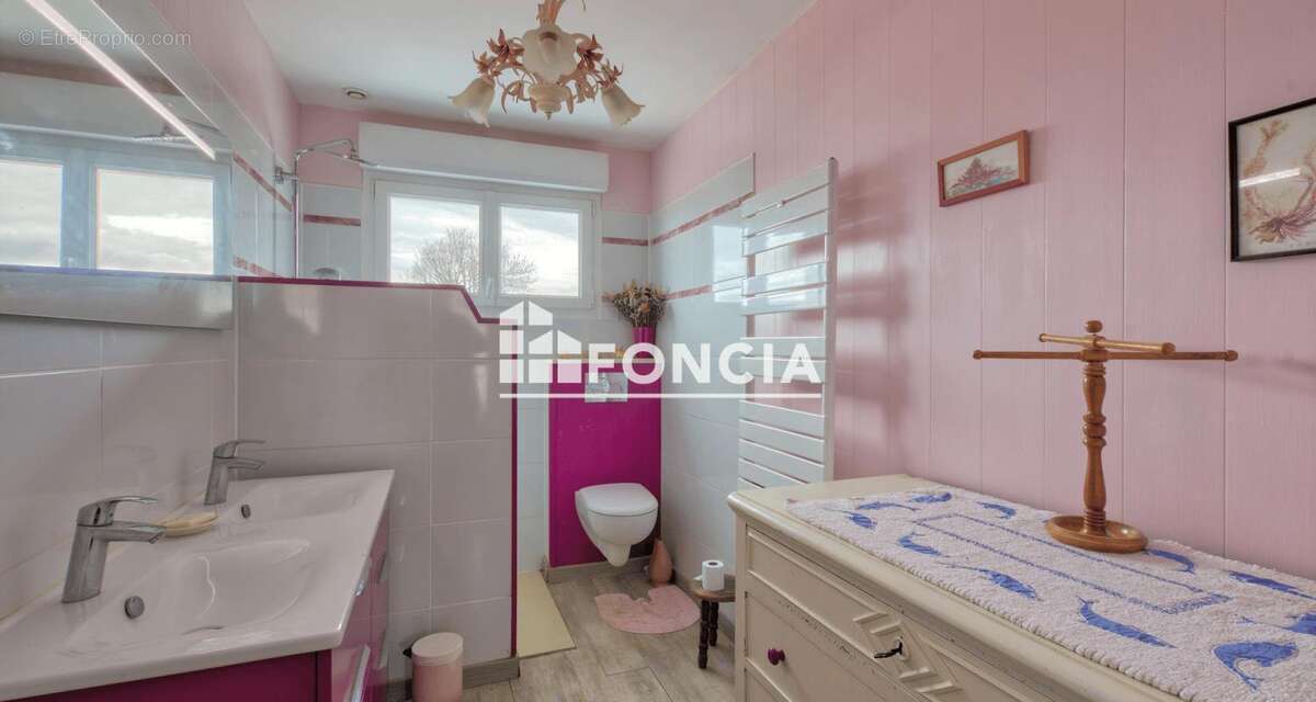 À seulement 400 m de la magnifique plage de Châtelaillon, découvrez cette spacieuse maison qui saura vous séduire ! - photo 8