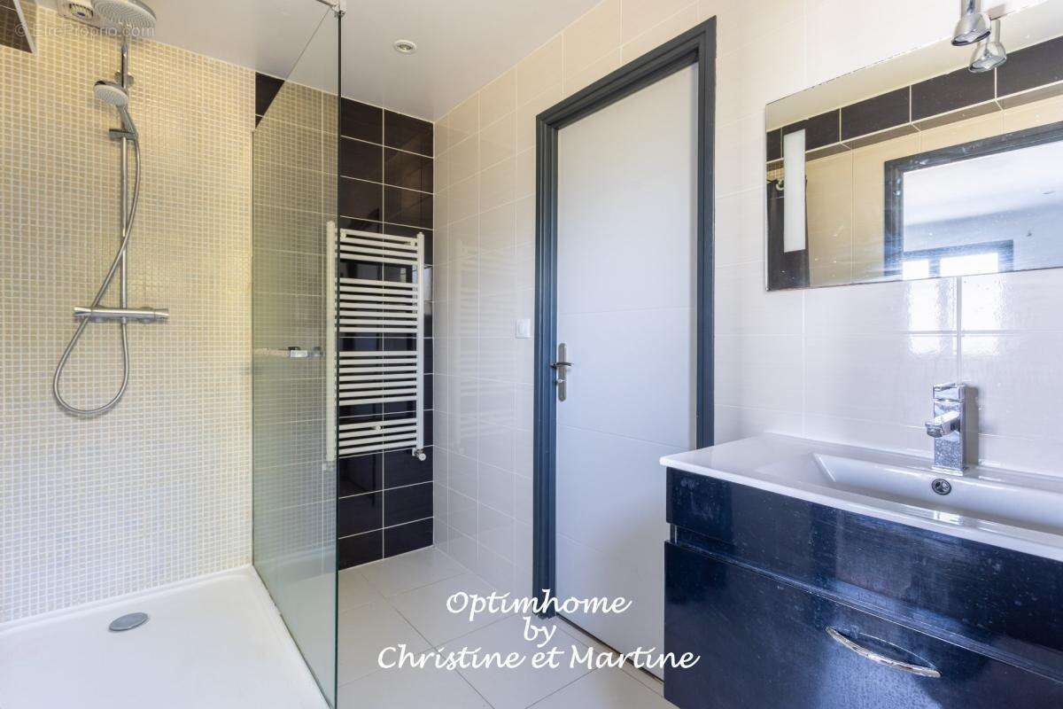 Orcines : maison contemporaine avec piscine – 192 m² – 4 chambres – terrain 715 m² - photo 14