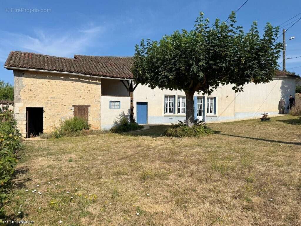 Maison de Campagne Proche Ruffec Avec Grange et Belles Vues - photo 4