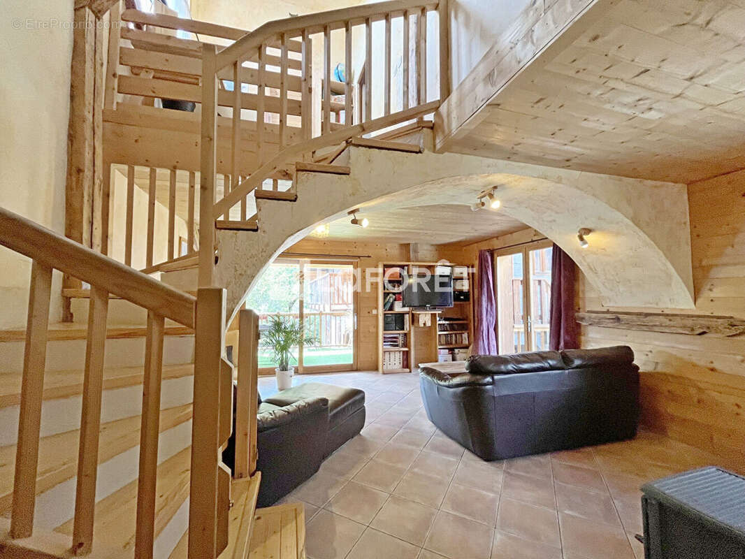 73600 Hautecour Maison T5 de115m², garage, cave, terrasse et jardinet - photo 5