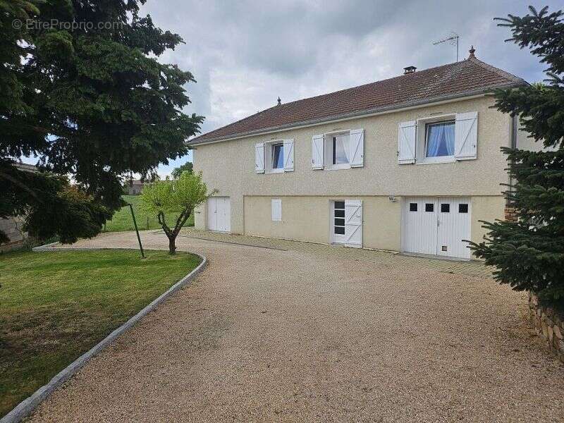 Maison à CHALAIN-LE-COMTAL