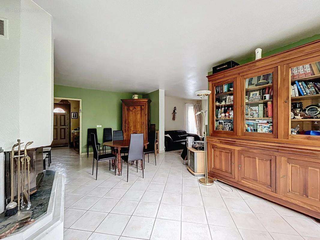 Maison à VOISINS-LE-BRETONNEUX