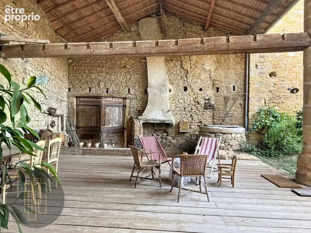 Poleymieux-au-Mont-d'Or – Propriété de caractère sur 1 049 m² terrain - photo 1