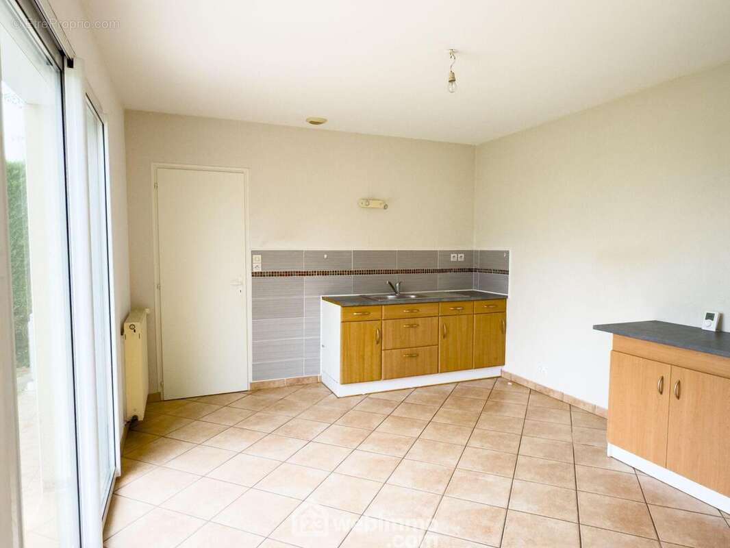 La cuisine de 12.25m² est à aménager selon vos goûts. - Maison à CHOLET