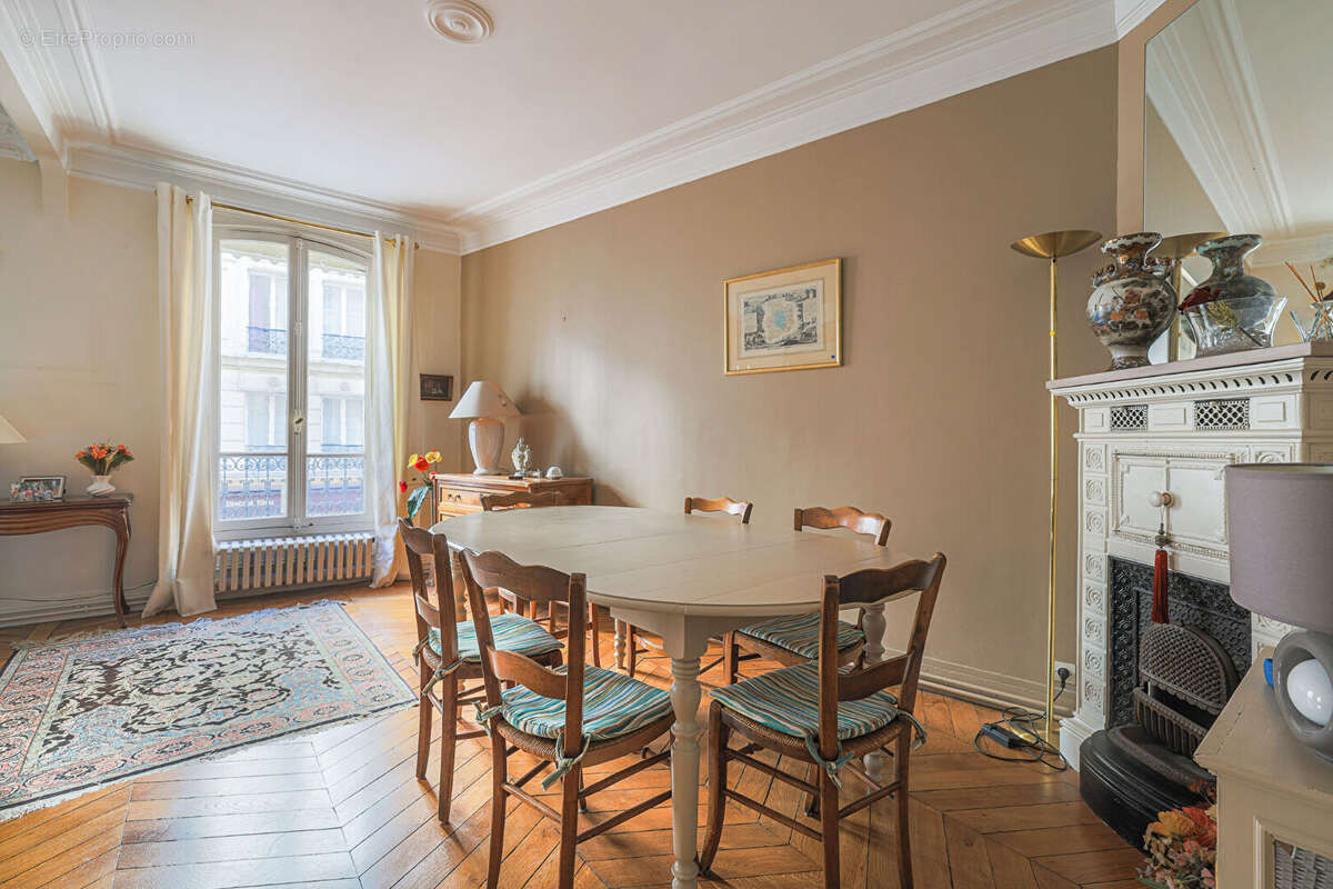 Appartement à PARIS-17E