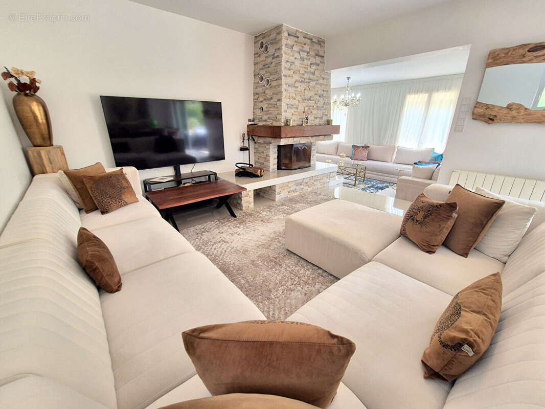 Maison Elancourt village 8 pièces 214 m² - photo 2