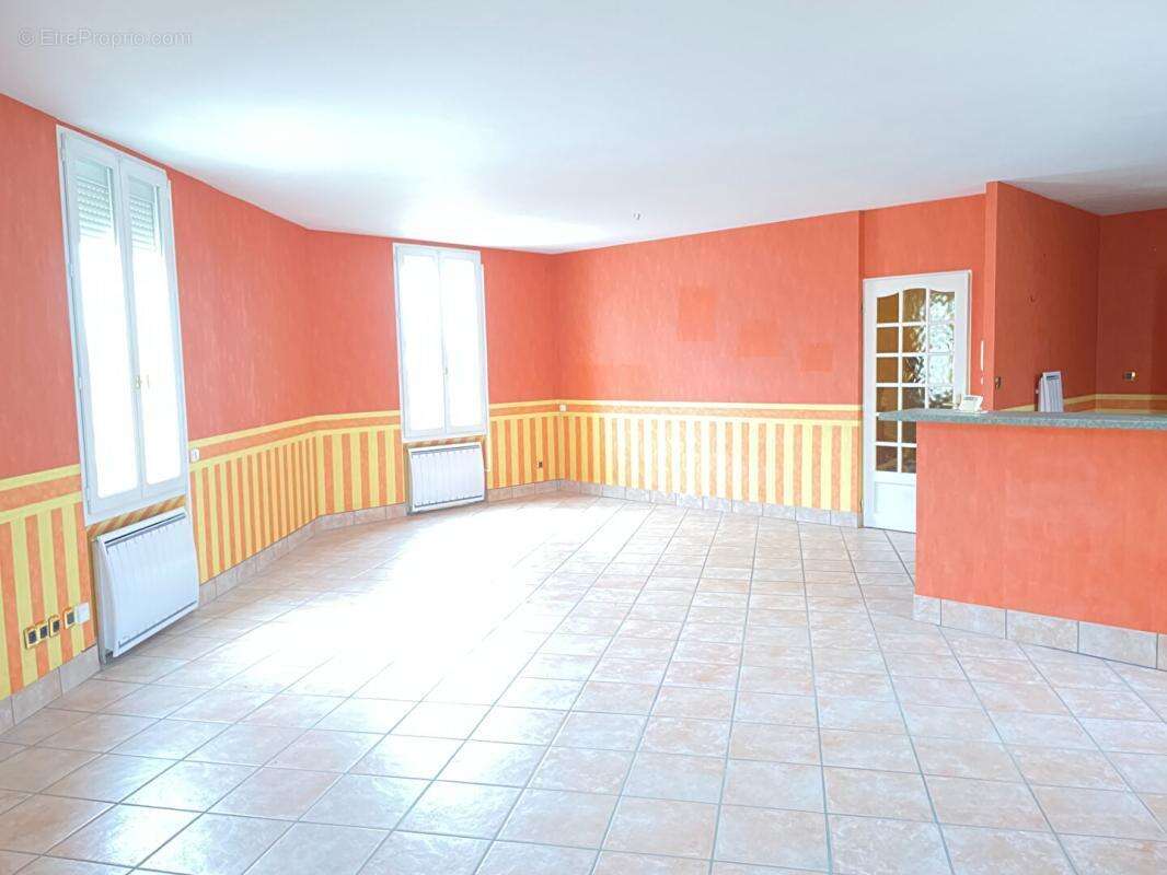 Maison à LE MAYET-DE-MONTAGNE