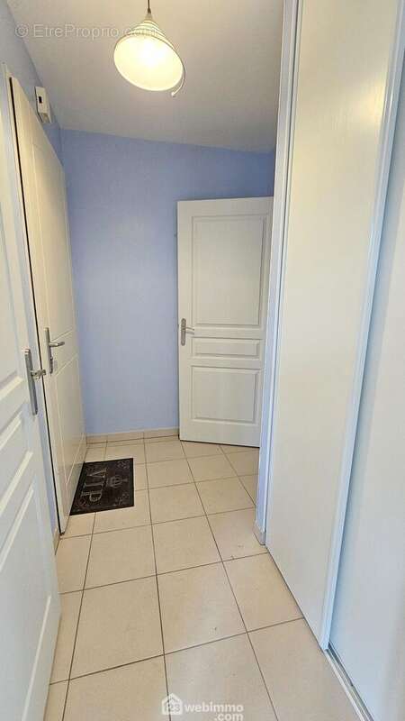 Une entrée spacieuse... - Maison à PRINGY