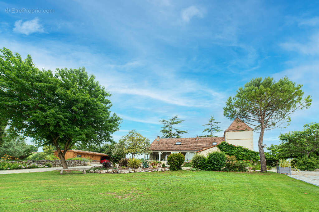 En lot et Garonne, a quelques minutes d'un village médiéval classé parmi les "Plus beaux villages de France", belle propriété re - photo 2