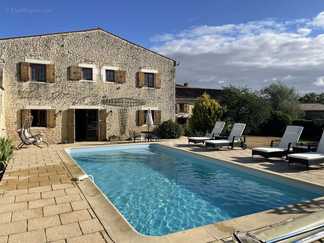 Maison à SAINT-PIERRE-DE-JUILLERS