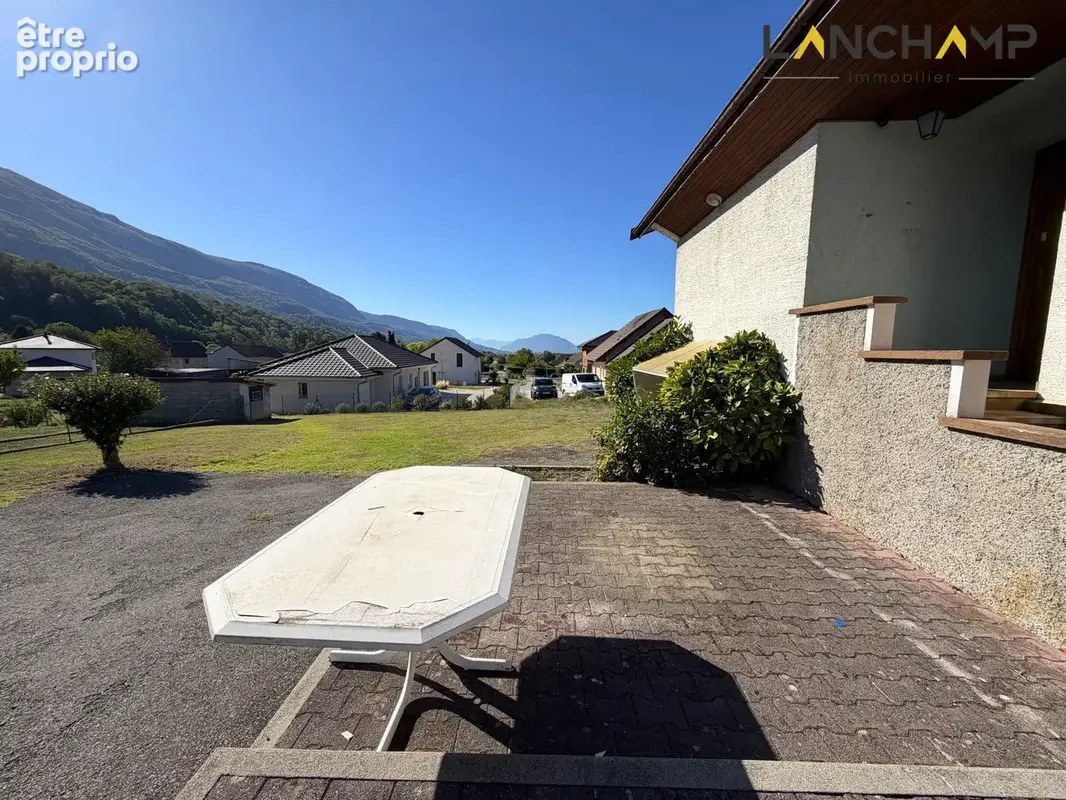 Maison à rénover avec sous-sol et joli terrain - photo 11