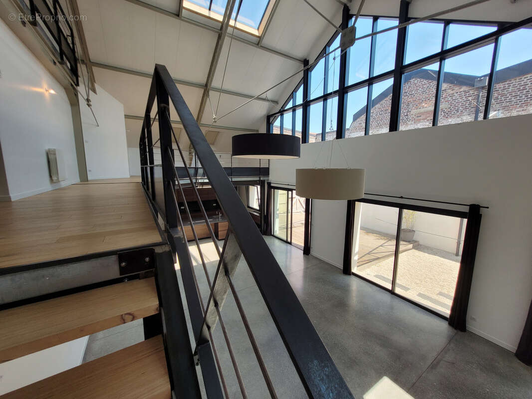 Ensemble immobilier dans anciens bâtiments industriels comprenant un loft d'exception de 400m2 - photo 6