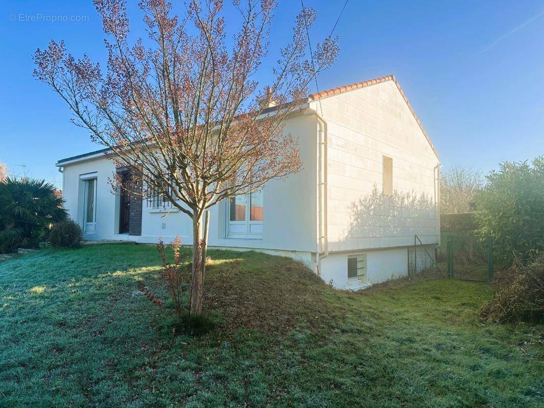 Maison à SAINT-MACAIRE-EN-MAUGES