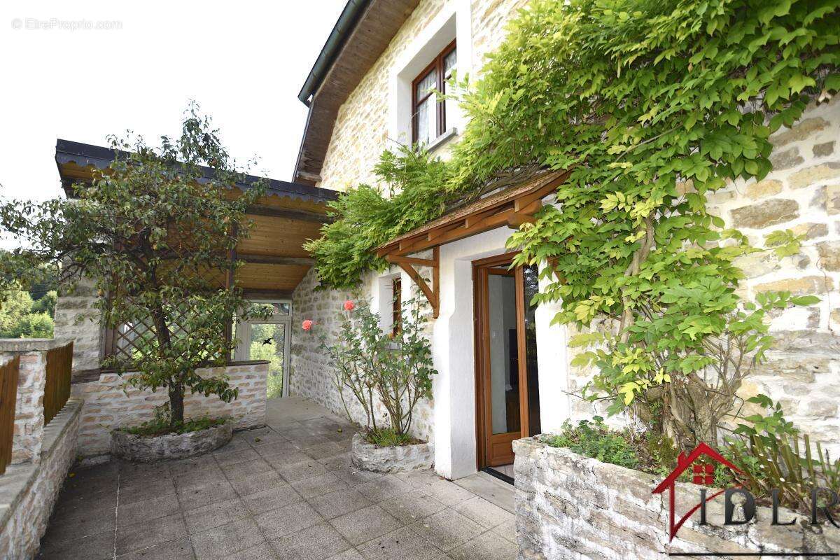 Maison de village rénovée avec joli terrain - photo 4