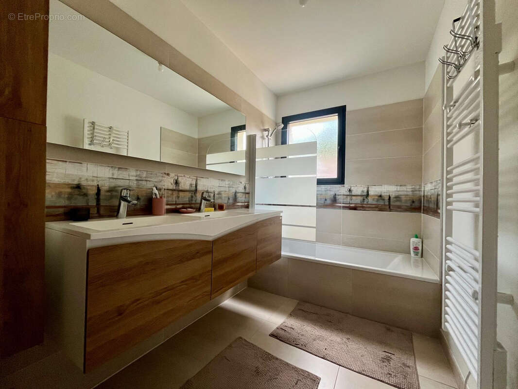 Maison à SAINT-JEAN-D'ILLAC