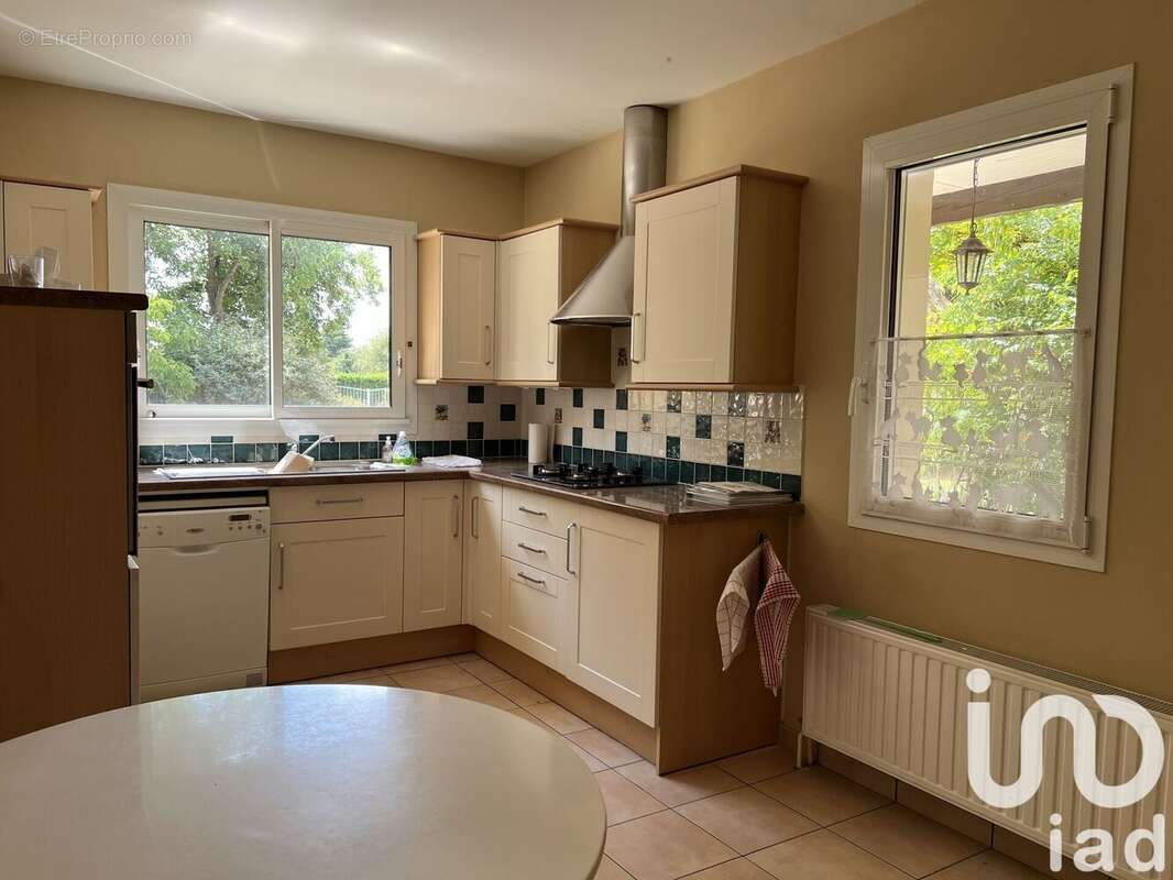 Maison 110 m² à Saint-Macoux  - photo 2