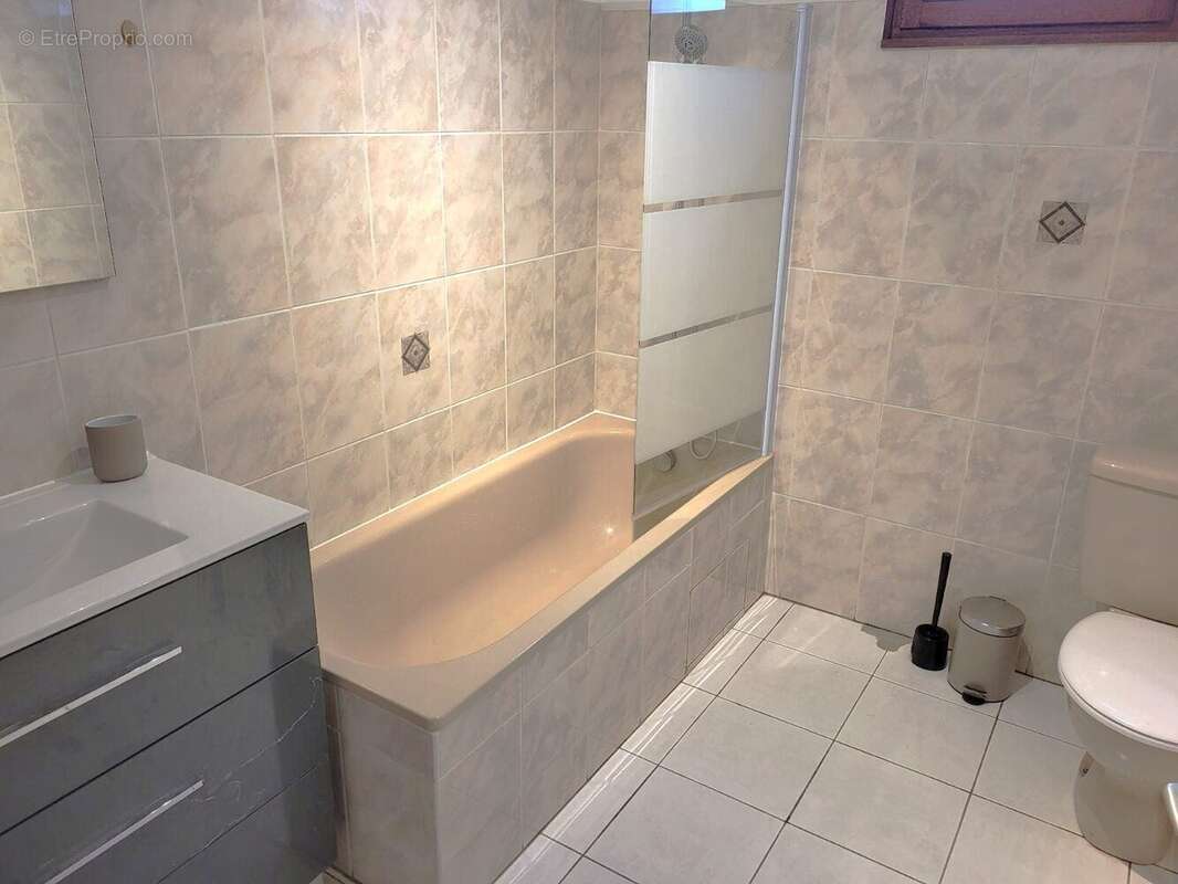 Immeuble à vendre | Aire sur l&#039;Adour | Salle de bain T2 Etage - Appartement à AIRE-SUR-L&#039;ADOUR