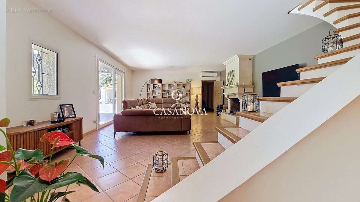 Propriété 5 hectares - Villa et dépendances :  331 m2 habitables - piscine - oliveraie - enclos chevaux - photo 11