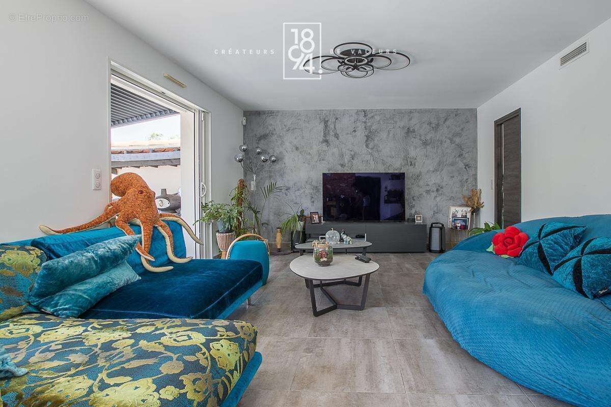 Maison À Vendre T6 Marseille 13011  Eoures  180m²  Piscine chauffée  Jacuzzi  Jardin paysagé  Salle de cinéma - photo 7