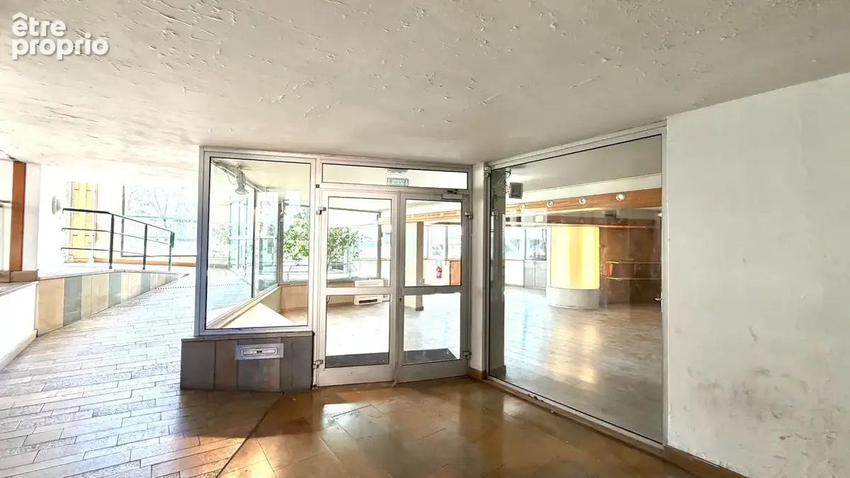 Local commercial de 303.48 m2 avec bureaux vitrines proche centre ville - photo 9
