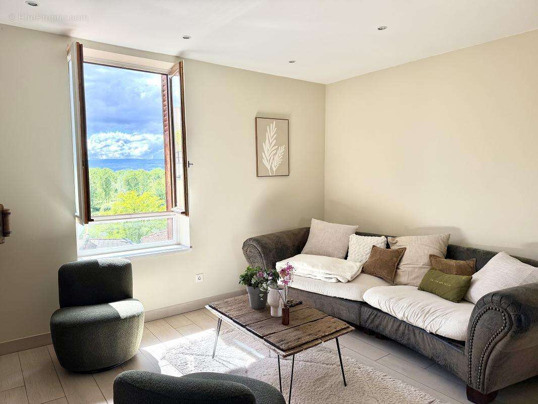 Appartement à MONTROND-LES-BAINS