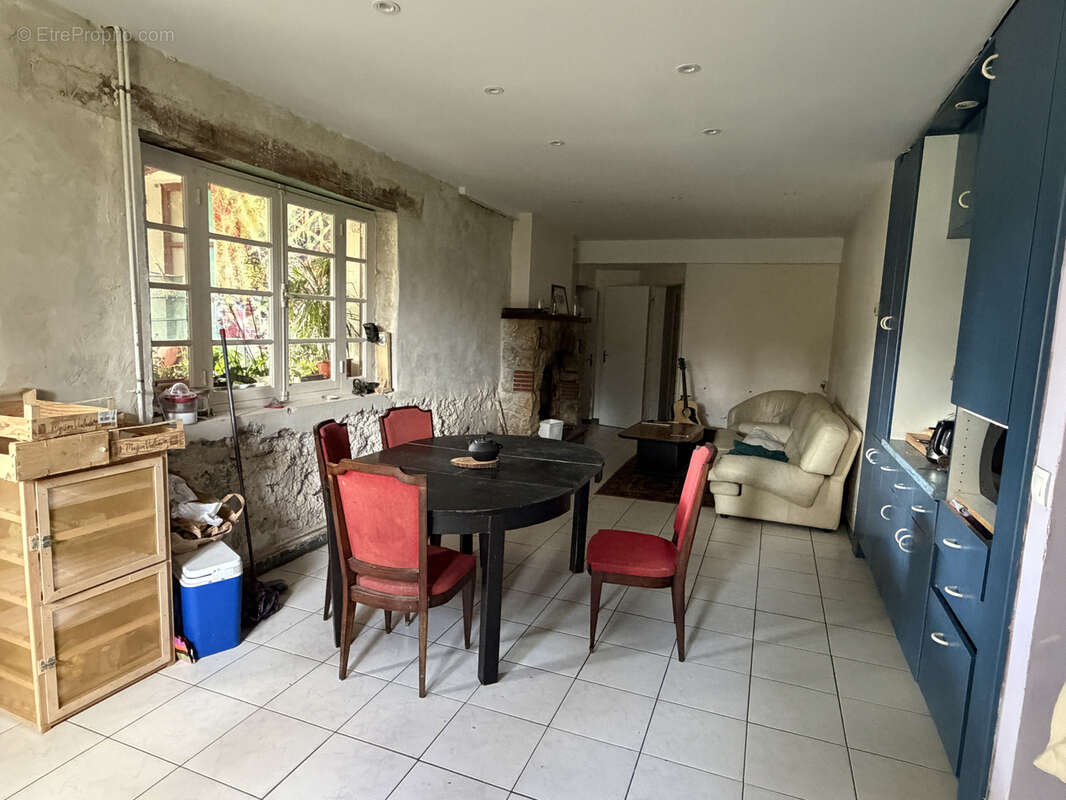 Maison en pierre de 178 m2 avec dépendances et terrain de 4 668 m2 constructible - photo 5