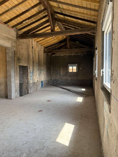 Plateau de 72 m2 + cave de 32 m2 + deux places de parking - photo 3