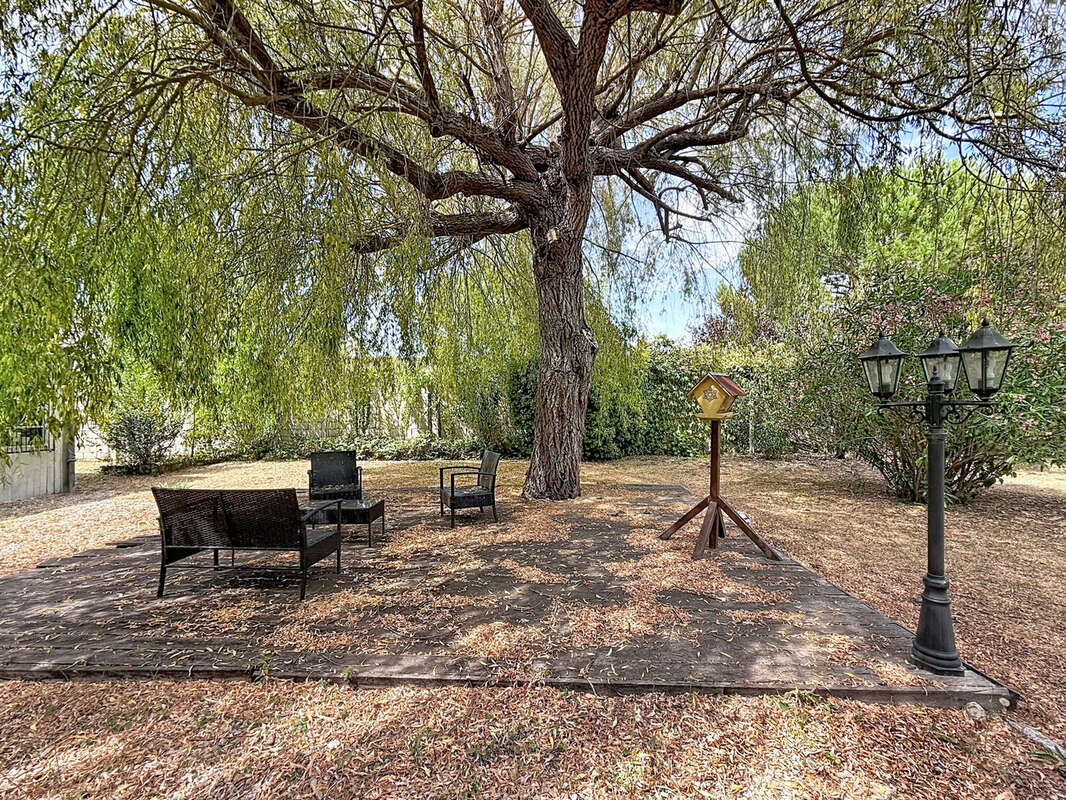 JARNAC Elégante maison de maître avec garage et belle parcelle de jardin. - photo 21